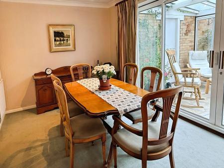 5 bedroom Detached bungalow for sale in Coombe Place, Oadby, LE2