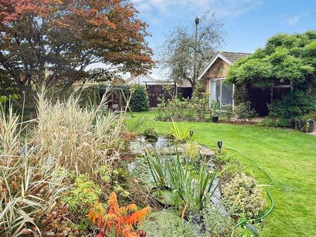 5 bedroom Detached bungalow for sale in Coombe Place, Oadby, LE2