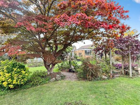 5 bedroom Detached bungalow for sale in Coombe Place, Oadby, LE2