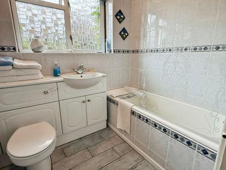 5 bedroom Detached bungalow for sale in Coombe Place, Oadby, LE2