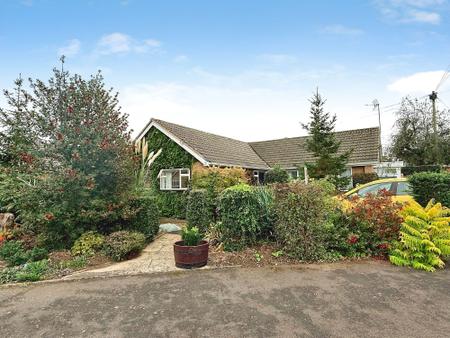 5 bedroom Detached bungalow for sale in Coombe Place, Oadby, LE2