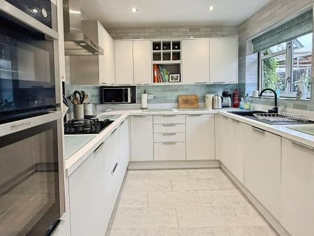 5 bedroom Detached bungalow for sale in Coombe Place, Oadby, LE2