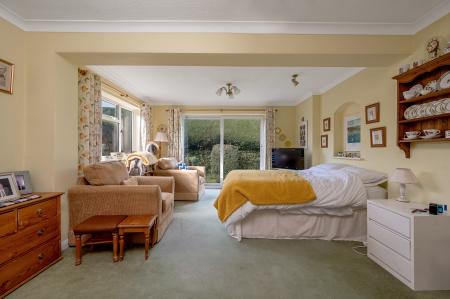 5 bedroom Detached house for sale in Holyrood Close, Oakham