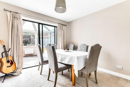 5 bedroom Detached house to let in Caudebec Close, Uppingham