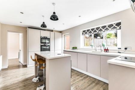 5 bedroom Detached house to let in Caudebec Close, Uppingham