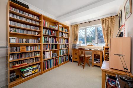 4 bedroom Detached house for sale in Camrose Close, Oakham, LE15