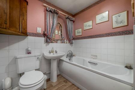 5 bedroom Detached house for sale in Holyrood Close, Oakham, LE15