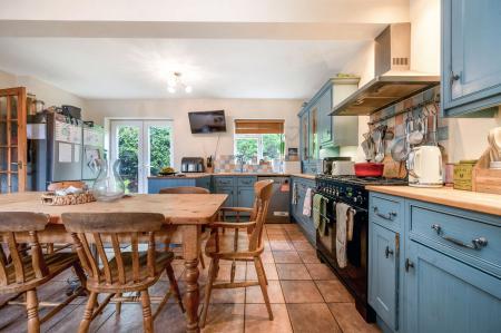 6 bedroom Detached house for sale in Limefield, Oakham, LE15