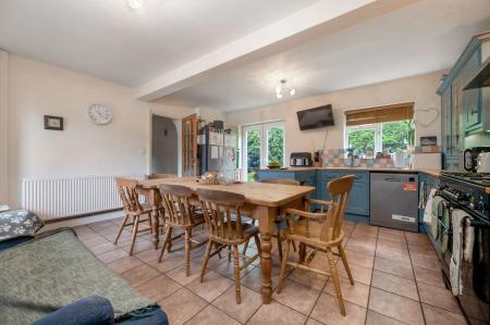 6 bedroom Detached house for sale in Limefield, Oakham, LE15