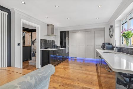 4 bedroom Detached house for sale in Hambleton Close, Oakham, LE15