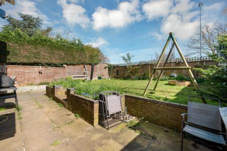 4 bedroom Detached house for sale in Limefield, Oakham, LE15