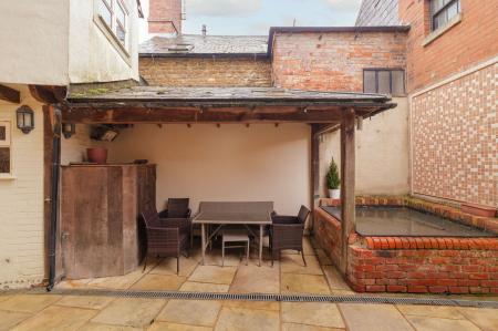 4 bedroom Town house to let in Burley Road, Oakham, LE15