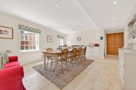 4 bedroom Town house to let in Burley Road, Oakham, LE15