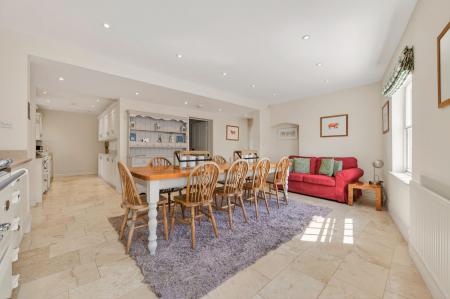 4 bedroom Town house to let in Burley Road, Oakham, LE15