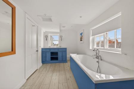 4 bedroom Town house to let in Burley Road, Oakham, LE15