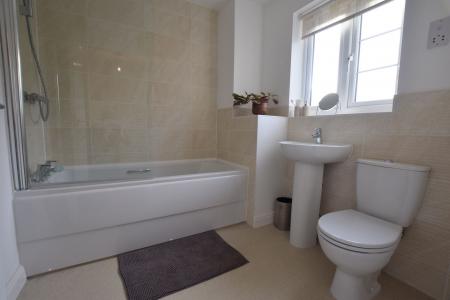 2 bedroom Detached house to let in Holbrook Way, Barleythorpe, LE15