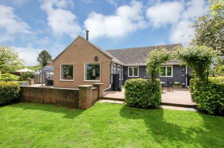 3 bedroom Detached bungalow for sale in Walnut Close, Stretton