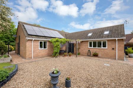 3 bedroom Detached bungalow for sale in Walnut Close, Stretton