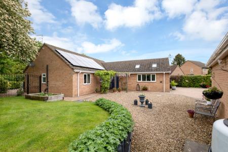 3 bedroom Detached bungalow for sale in Walnut Close, Stretton