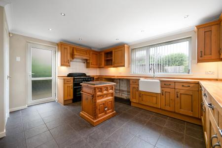 4 bedroom Detached house for sale in Balmoral Road, Oakham