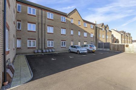 2 bedroom Flat to let in Stud Road, Barleythorpe