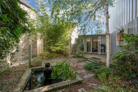 4 bedroom End of terrace house for sale in Jubilee Gardens, Cottesmore