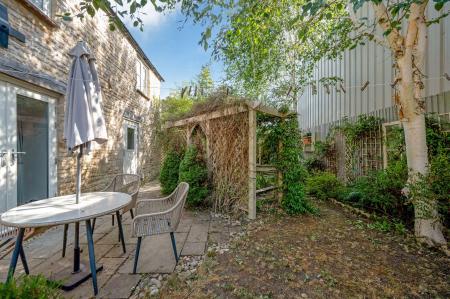 4 bedroom End of terrace house for sale in Jubilee Gardens, Cottesmore