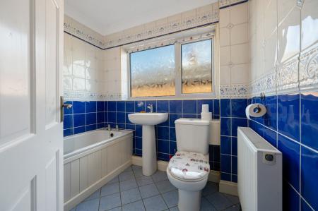 4 bedroom Detached house for sale in Glebe Way, Oakham, LE15