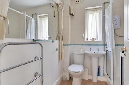 2 bedroom Flat to let in Station Road, Watchorn Court Station Road, LE15