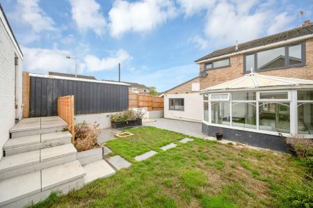 4 bedroom Semi-detached house to let in Hudson Close, Oakham, LE15