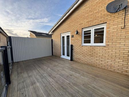 3 bedroom Link detached house to let in Holbrook Way, Barleythorpe, LE15