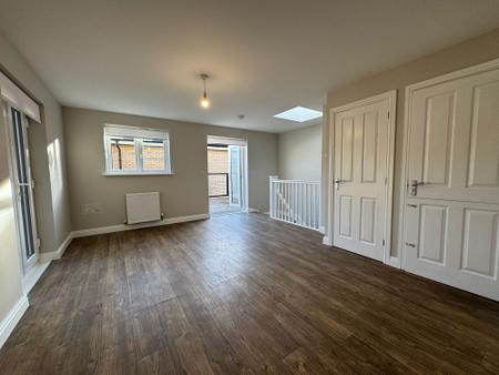 3 bedroom Link detached house to let in Holbrook Way, Barleythorpe, LE15