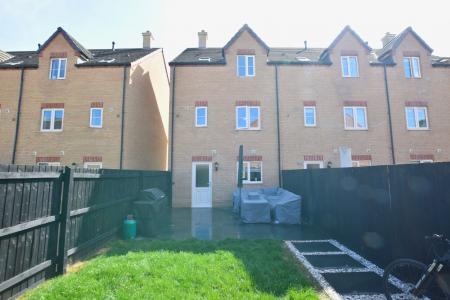 4 bedroom Terraced House to let in Stud Road, Barleythorpe, LE15