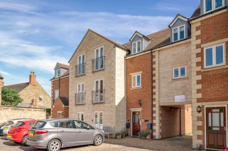 2 bedroom Flat for sale in Lodge Stables, Burley Road, Oakham