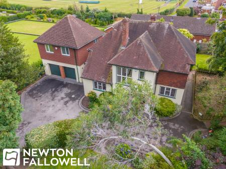 5 bedroom Detached house for sale in Hallcroft Road, Retford, DN22