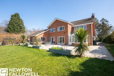 5 bedroom Detached house for sale in Rectory Walk, Gamston, DN22
