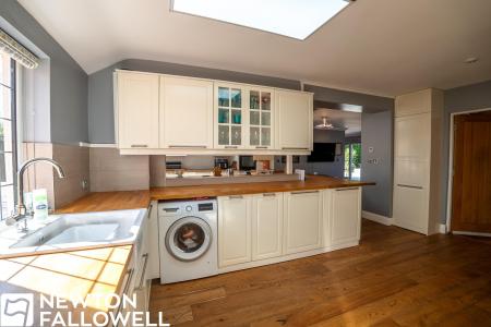 5 bedroom Detached house for sale in Rectory Walk, Gamston, DN22