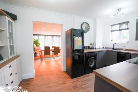 2 bedroom Semi-detached house for sale in Lincoln Road, Tuxford, NG22