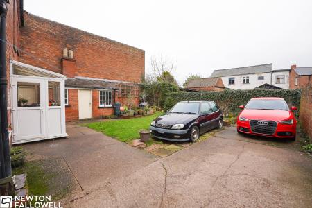 4 bedroom Town house for sale in London Road, Retford, DN22