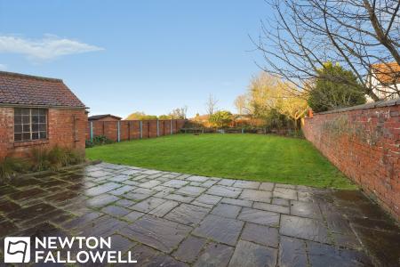 5 bedroom Detached house for sale in North Road, Retford, DN22