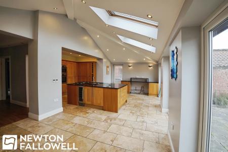 5 bedroom Detached house for sale in North Road, Retford, DN22