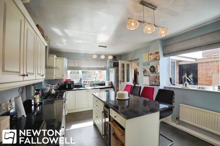 4 bedroom Detached house for sale in Grove Coach Road, Retford, DN22