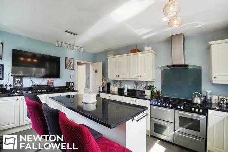 4 bedroom Detached house for sale in Grove Coach Road, Retford, DN22