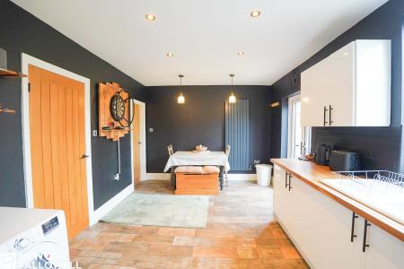 3 bedroom Semi-detached house for sale in Trent Street, Retford, DN22