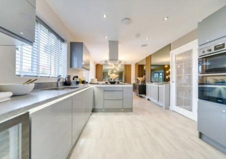 4 bedroom Detached house for sale in The Brambles, London Road, Retford, DN22