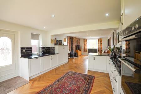 4 bedroom Detached house for sale in Top Street, Askham, NG22