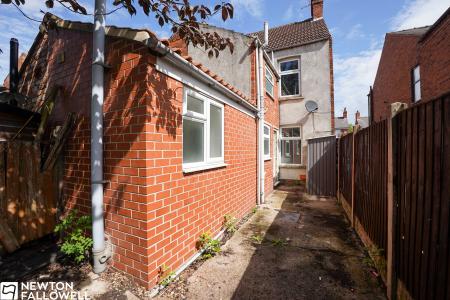 2 bedroom Terraced House to let in Grove Lane, Retford, DN22