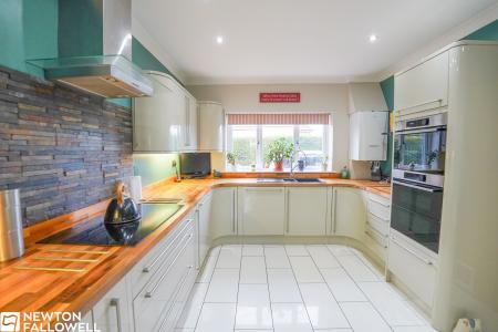 5 bedroom Detached bungalow for sale in Fingle Street, North Leverton, DN22