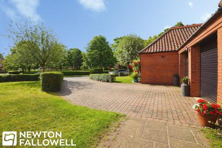 6 bedroom Detached house for sale in Rectors Gate, Retford, DN22