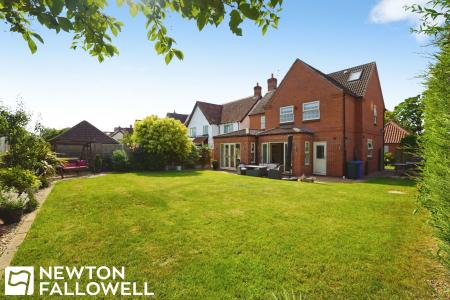 6 bedroom Detached house for sale in Rectors Gate, Retford, DN22